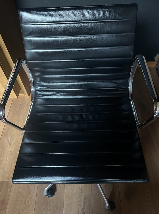 Vitra Eames EA 117, Office chairs, Leather, Plastic, Black (photo 4 of 5)