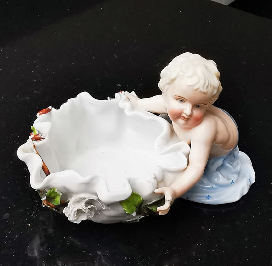 Image 1 of Plaue Thüringen Von Schierholz, superbe hand modeled porcelain Round bowl