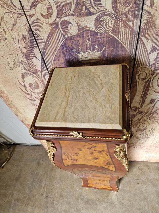 Image 1 of Klassieke zuil, plantentafel, piedestal, wortelfineer en marmeren blad en missing versieringen afm. 30x30cm en 126cm hoog.