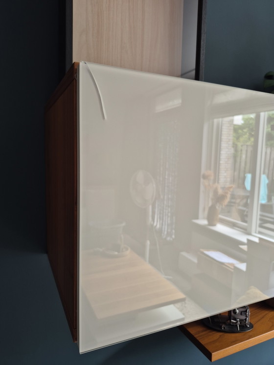 Image 1 of Mobile e mensola a muro Hülsta Xelo Design – Noce e vetro bianco lucido
