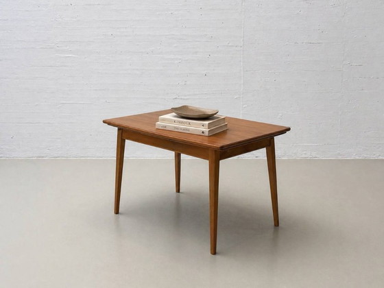 Image 1 of Uitschuifbare eettafel van kersenhout uit Willisau, Zwitserland, jaren 60.