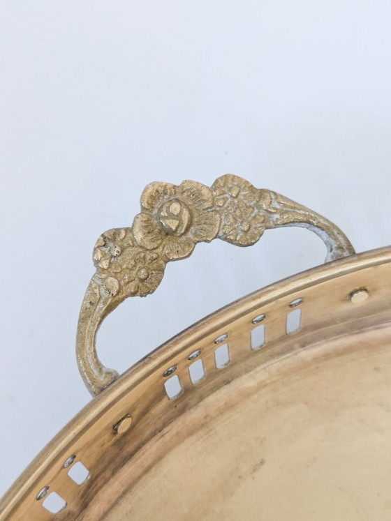 Image 1 of Vassoio da galleria vintage in ottone con bordo traforato e manici floreali, stile Hollywood Regency.