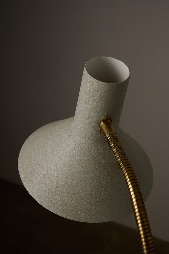 Mid-Century Adjustable Brass and Textured Lacquer Table Lamp, Aluminium, Cast Iron, Mid Century Modern (photo 3 of 10)