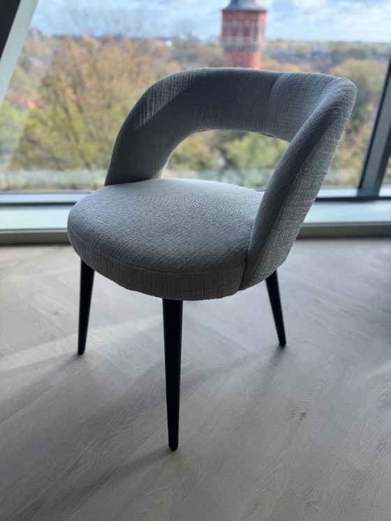 Image 1 of 6 sillas de comedor Ally Design estilo Valentino – Aspecto bouclé de lujo | Patas negras