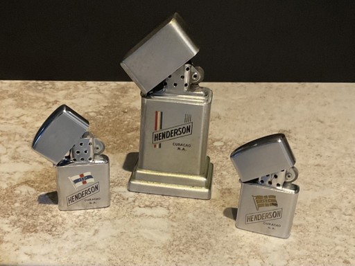 Zippo Barcroft no. 4 tafelaansteker en 2 Zippo replica’s