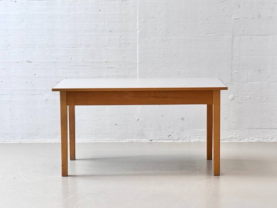 Image 1 of Bureau/werktafel van massief hout met laminaatblad, jaren 50.