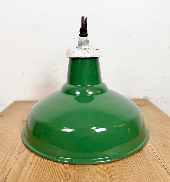 Image 1 of Industriële Britse groene emaille fabriekshanglamp, jaren 60