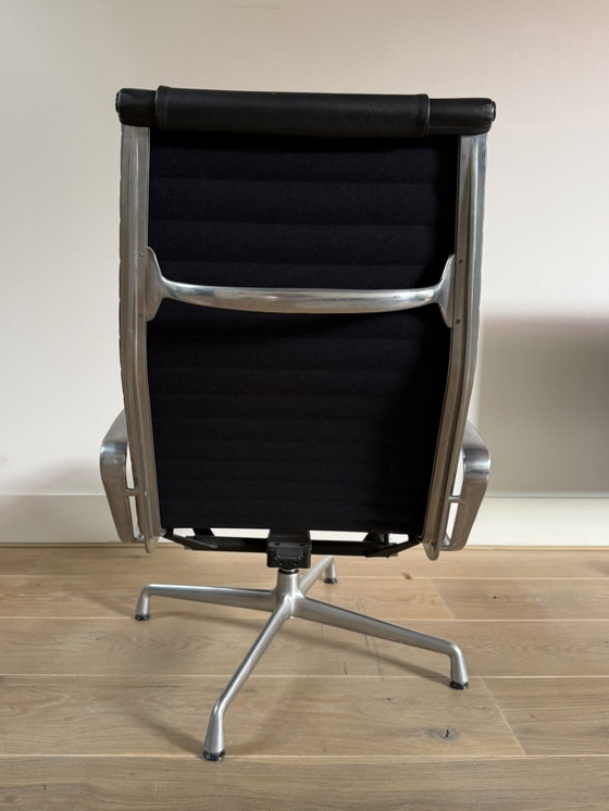 Vitra EA 124 Lounge Black Leather – Armchairs, Aluminium, Metal (photo 5 of 7)
