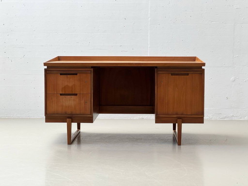 Elegante escritorio de mediados de siglo en nogal, década de 1960.