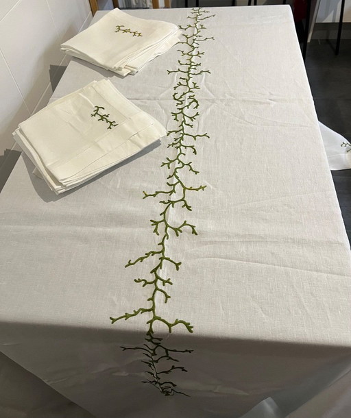 Tovaglia e 22 tovaglioli ricamati