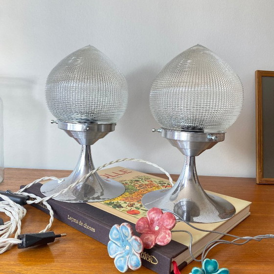 Image 1 of Coppia di lampade a globo vintage in vetro stile Holophane e metallo cromato
