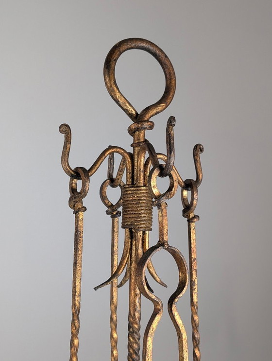 Image 1 of Juego de herramientas para chimenea de hierro forjado dorado con diseño escultórico, década de 1960