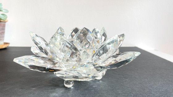 Image 1 of FLOWER Paperweight in Chiselled Crystal