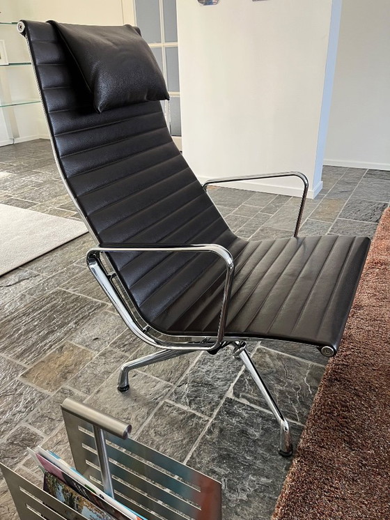 Image 1 of Poltrona Vitra Eames EA124