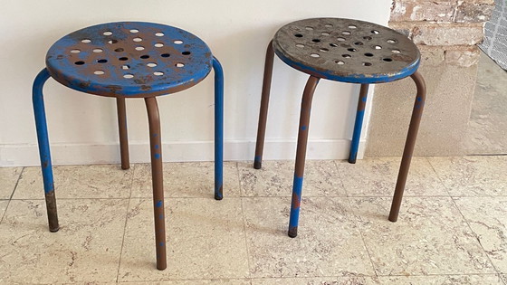 Image 1 of Paar industriële stalen PATINE TABOURETS Blauw & Chocolade VINTAGE