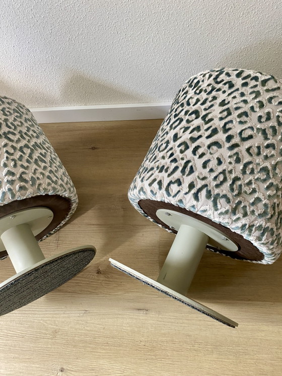 Set Upcycled Unico: Due Poggiapiedi e Pouf Design McDonald's Rivestiti su Base in Acciaio – Handmade, Metal (photo 9 of 10)