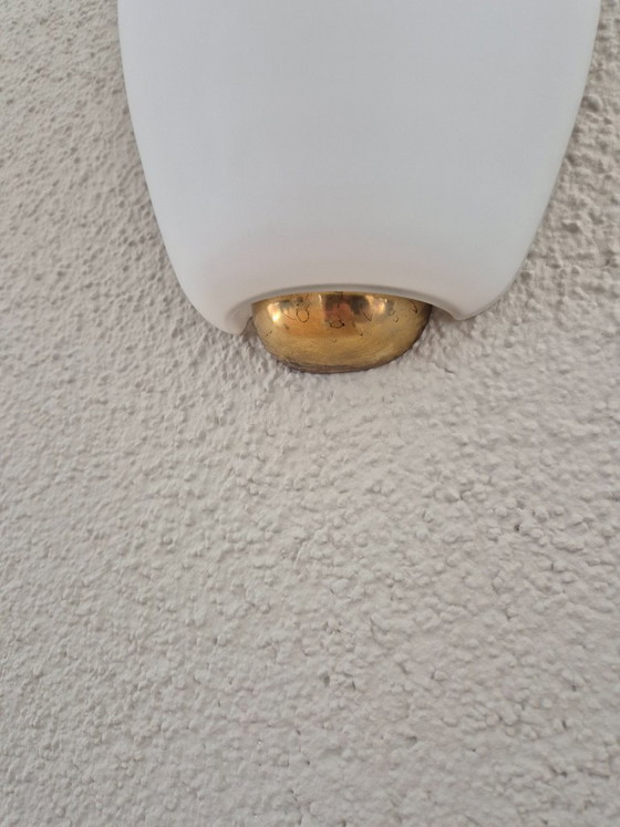 Image 1 of Elegante set di 2 lampade da parete Peill & Putzler, anni '60, vetro opalino e ottone – Luce calda e soffusa.