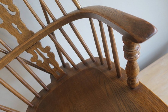 Image 1 of Fauteuil Windsor à dossier en lyre et accoudoirs en chêne massif, style moderne du milieu du siècle, années 1960