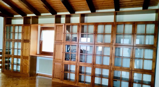 Rustikales Bücherregal aus furniertem Tannenholz im norditalienischen Stil