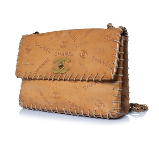 Borsa Chanel XL con patta e catena, in pelle marrone goffrata.