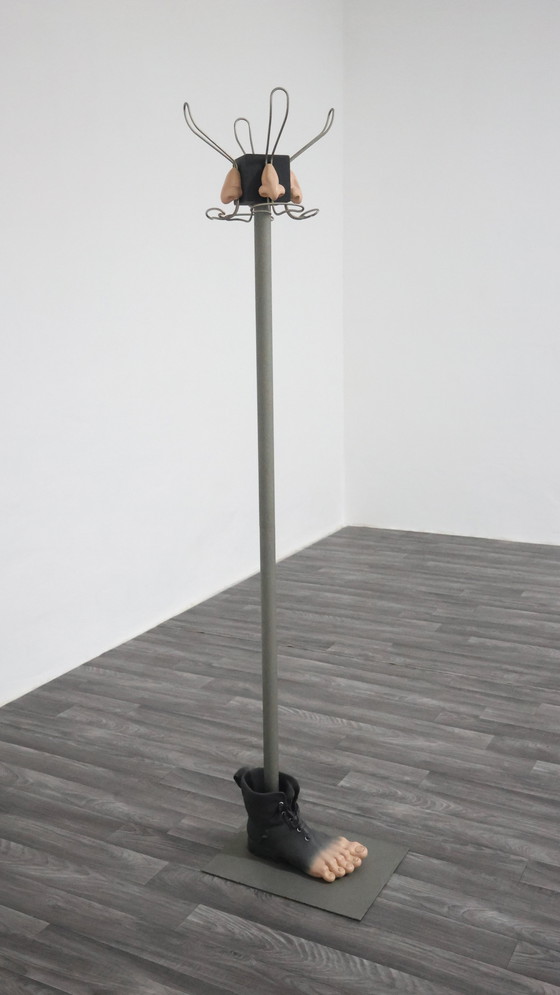 Image 1 of APPENDIABITI SCULTOREO ANTARTIDEE ANNI 80 RENÈ MAGRITTE PEZZO UNICO