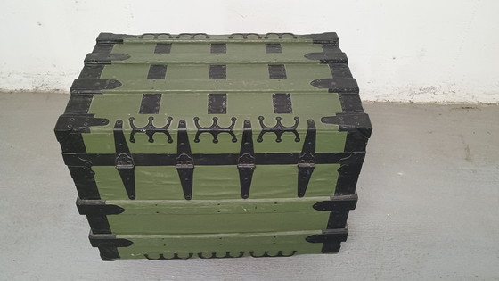 Image 1 of Vieux coffre avec ferrures en métal noir