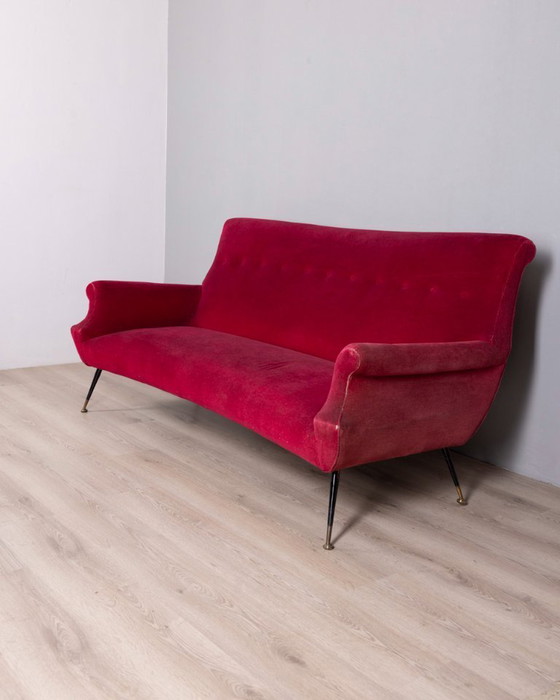 Image 1 of Divano vintage anni '50 in velluto rosso, design italiano.