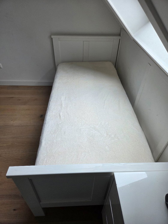 Image 1 of Stilvolles weißes Bett inklusive Lattenrost 90 x 200 cm