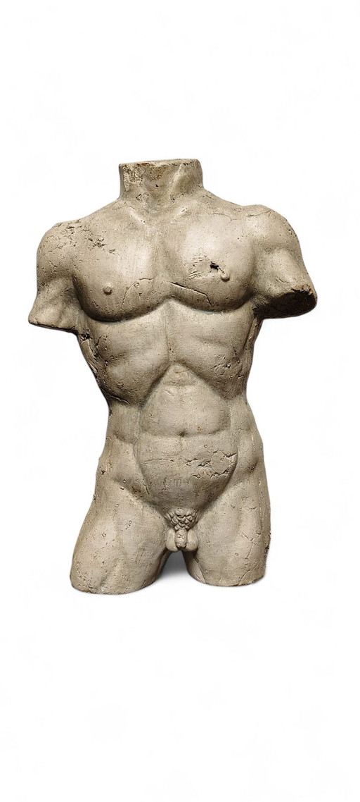 Vintage terracotta sculptuur van een mannelijk torso, fragment uit de klassieke kunstdecoratie.
