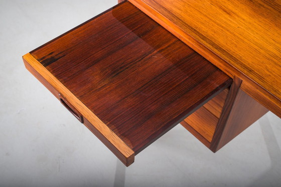 Image 1 of  Skandinavischer moderner asymmetrischer Palisander-Schreibtisch mit Barschrank, zugeschrieben H. Brockmann Petersen für Poul M.