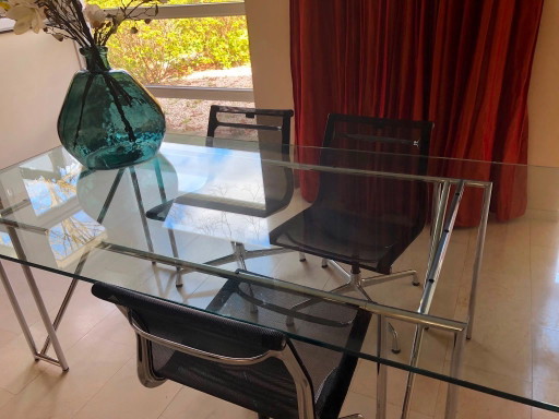 4 chaises Vitra Eames en aluminium EA108 avec sangles