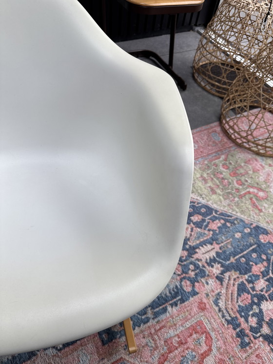 Image 1 of Vitra eames rar con daño solar