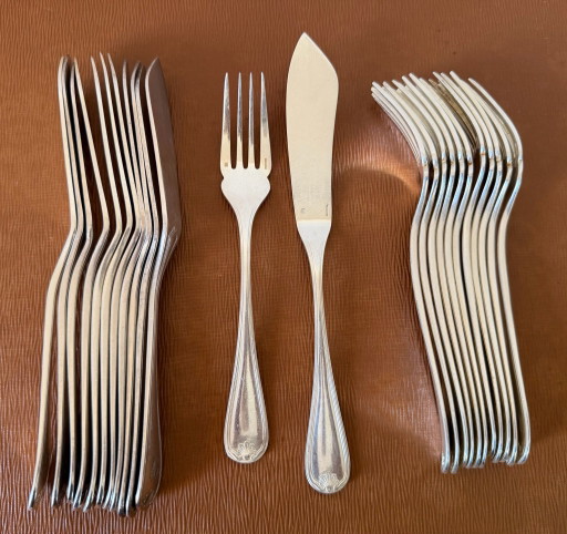 Altes Christofle Fischbesteck, versilbertes Metall, Monogramm « AN » 24 Teile