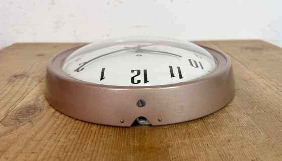 Image 1 of Bruine industriële elektrische wandklok van Westclox, jaren 60