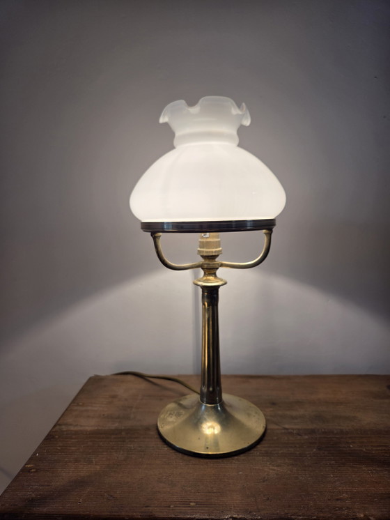 Image 1 of Paire de lampes anciennes en opaline et laiton