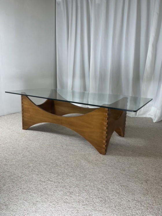 Image 1 of Sculpturale salontafel van mahoniehout en glas – Europa, jaren 70