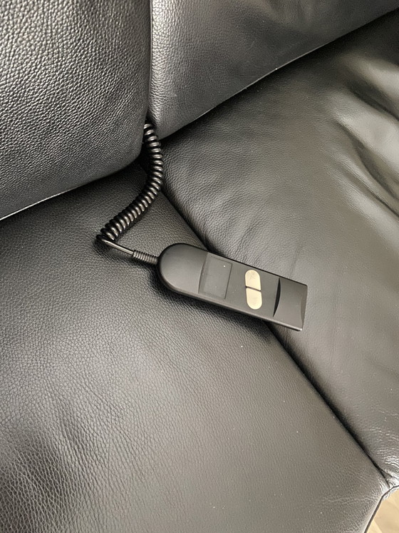 Image 1 of Canapé en cuir noir avec assise à réglage électrique