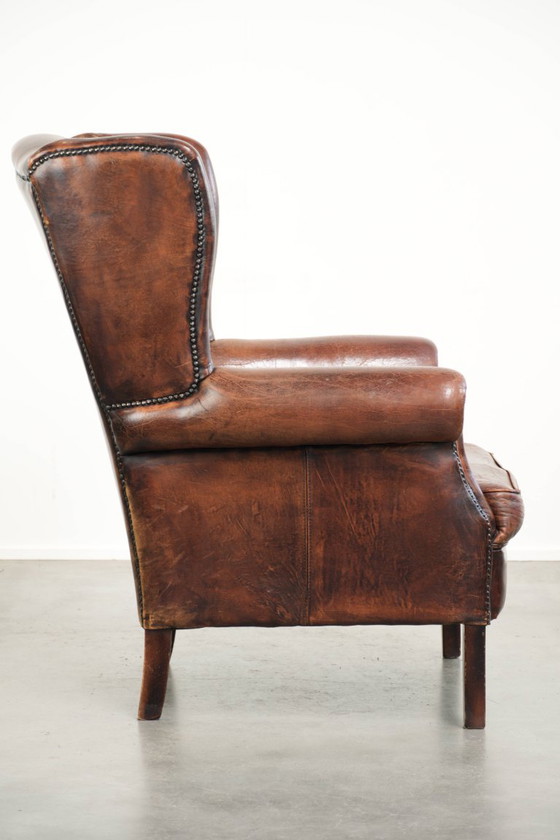 Ruime vintage schapenleren oorfauteuil in een diepe bruine kleur afgewerkt met siernagels – Leather (photo 3 of 17)