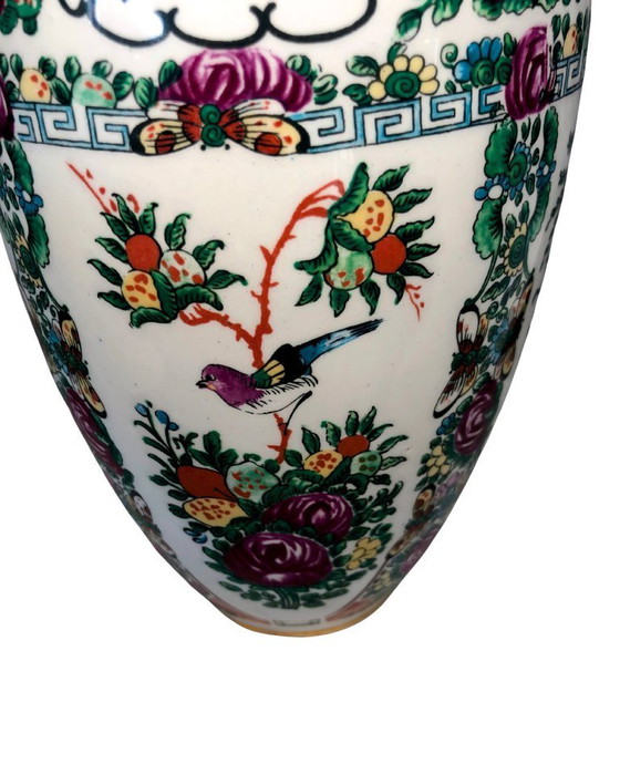 Image 1 of Jarrón de porcelana de estilo chino antiguo con decoración floral y de pájaros.