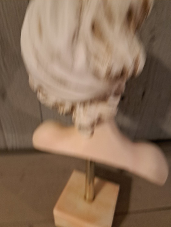 Image 1 of Barocke Büste einer französischen Frau mit Hut: Marmorsockel