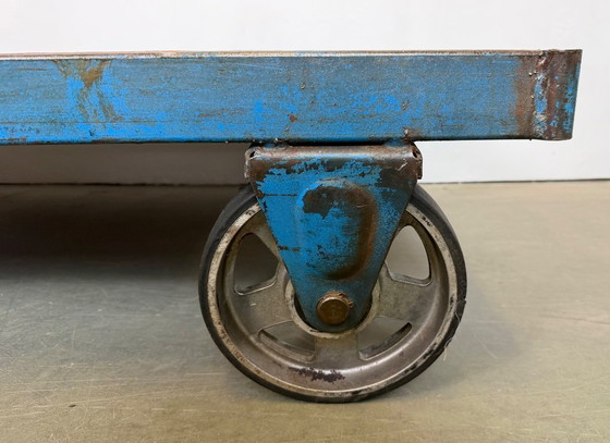 Image 1 of Carrito de mesa de centro industrial azul grande, década de 1960.