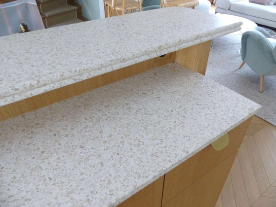 Image 1 of Moderne Bar aus massiver Eiche und doppelter Terrazzo-Arbeitsplatte – Einzigartiges Stück
