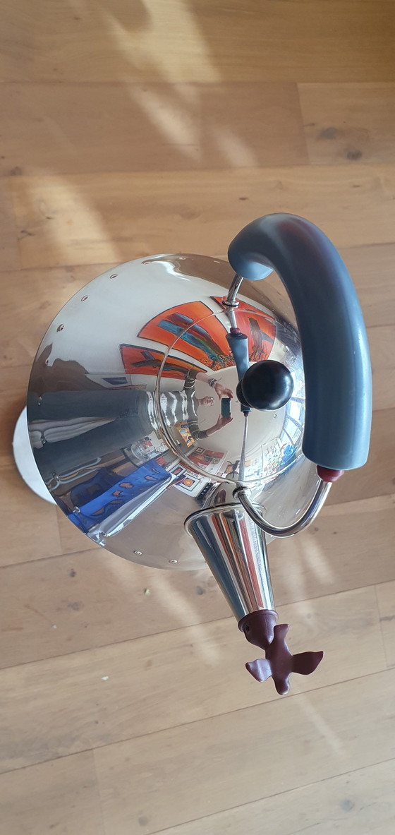 Image 1 of Hervidor Alessi 9093 – Michael Graves – Burdeos Red Bird – Diseño clásico