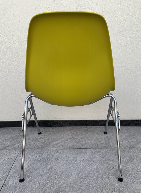 Image 1 of Chaise Vitra - Chaise d'appoint Eames en plastique RE DSS-N - Empilable (20 Disponible)