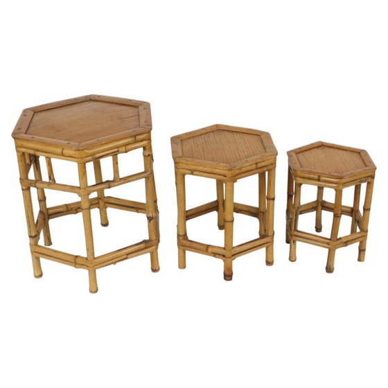 Ensemble vintage de 3 tables d'appoint gigognes en bambou et rotin, style bohème – Bamboo (photo 4 of 15)