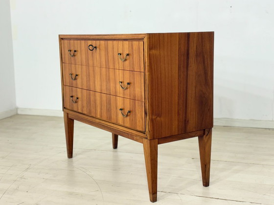 Image 1 of Commode style années 60 – Meuble vasque vintage en noyer avec poignées en laiton