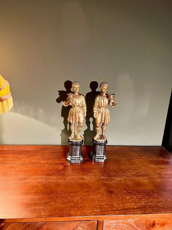 Image 1 of Rarität! Kerzenständer mit der Abbildung eines orientalischen Jünglings aus Messing auf schwarzem Porzellanfuß, 20. Jahrhundert 