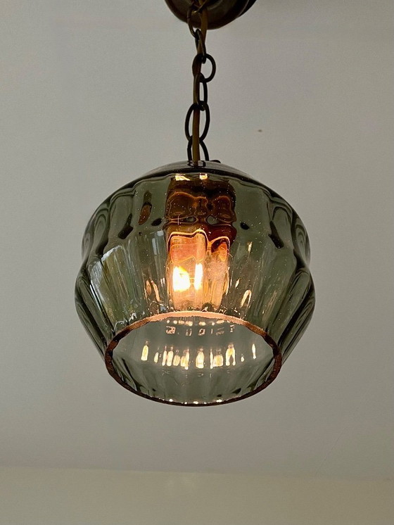 Image 1 of Lampada a sospensione retrò anni '70 in vetro fumé a coste e catena in ottone