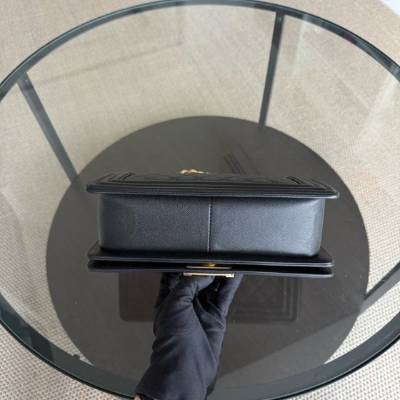Image 1 of Borsa Chanel Boy Medium - Caviar 25 cm trapuntata con finitura granulata dorata Serie 24