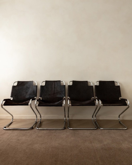 Sillas de comedor cantilever italianas de cromo y piel de vaca, años 70, juego de 4 – Leather (photo 4 of 18)